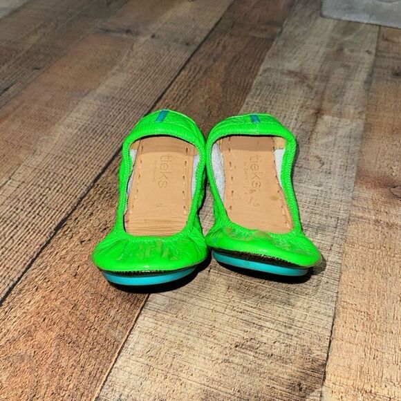 Tieks Ballet Flats  Size 5 Galactic Green Neon
Excellent condition - Picture 9 of 10